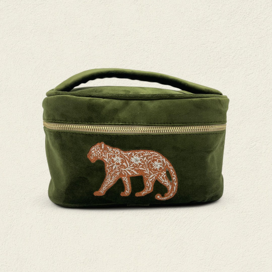 JAGUAR ENTRE SENDAS DE JARDÍN