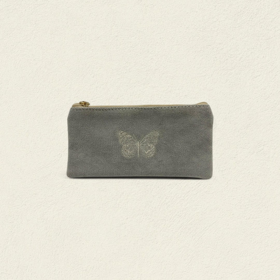 MARIPOSA EN CIELO GRIS