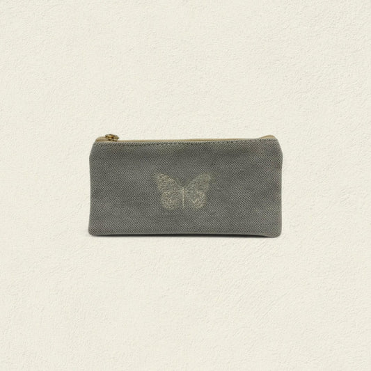 MARIPOSA EN CIELO GRIS