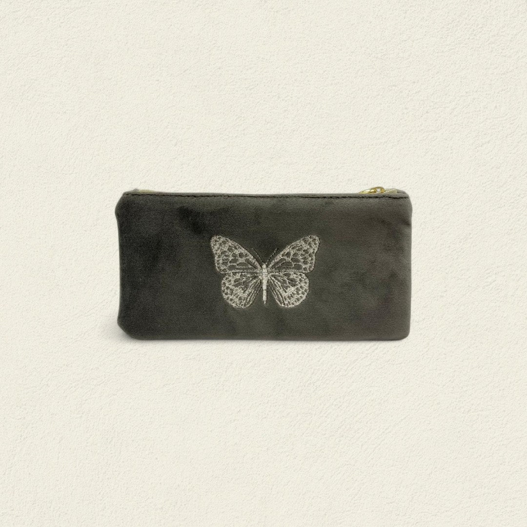 MARIPOSA EN CIELO OSCURO