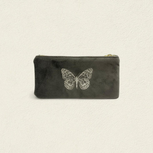 MARIPOSA EN CIELO OSCURO